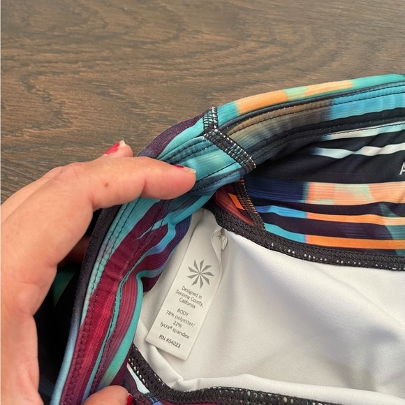 Athleta Laser Beam Stripe Sonar Crop Leggings Rainbow Capri Small Activewear - Picture 4 of 6